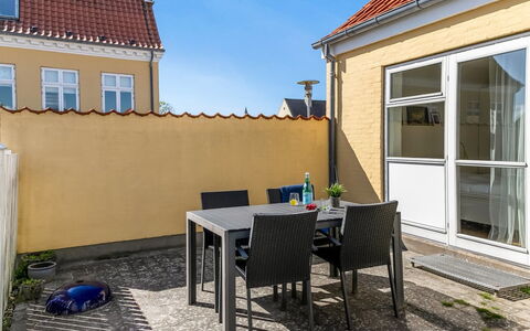 Adla - 450M from the Sea: Sol, Sol, Meubles, Porte, Mobilier De Jardin, Chaise, Tache De Bois, Ombre, Balcon, Accueil Porte