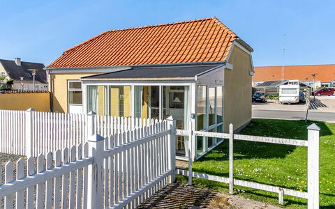 Adla - 450M from the Sea: Zone Résidentielle, Toit, Domicile, Maison, Porche, Porte, Composite, Siding, Chalet, Clôture