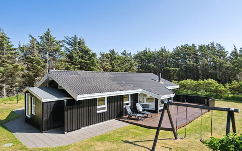 Ilka - 375M from the Sea: Maison, Toit, Domicile, Chalet, Ombre, Biens, Porche, Siding, Ferme, Batiments Jardin