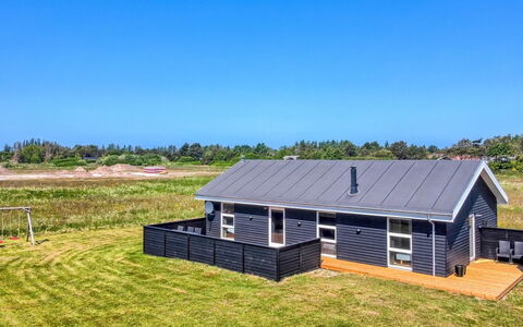 Elenore - 900M from the Sea: Maison, Domicile, Porte, Toit, Chalet, Biens, Jardin, Ombre, Siding, Cour
