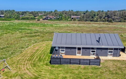 Elenore - 900M from the Sea: Maison, Domicile, Porte, Toit, Chalet, Biens, Jardin, Ombre, Siding, Cour