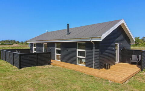 Elenore - 900M from the Sea: Maison, Domicile, Porte, Toit, Chalet, Biens, Jardin, Ombre, Siding, Cour