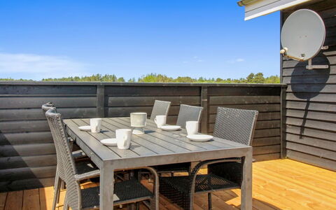 Elenore - 900M from the Sea: Maison, Domicile, Porte, Toit, Chalet, Biens, Jardin, Ombre, Siding, Cour