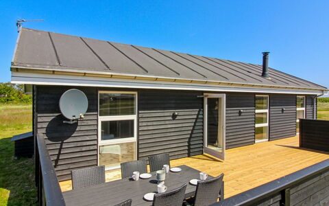 Elenore - 900M from the Sea: Maison, Domicile, Porte, Toit, Chalet, Biens, Jardin, Ombre, Siding, Cour