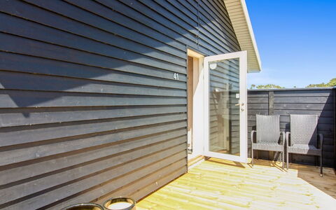 Elenore - 900M from the Sea: Maison, Domicile, Porte, Toit, Chalet, Biens, Jardin, Ombre, Siding, Cour
