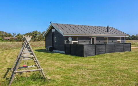 Elenore - 900M from the Sea: Maison, Domicile, Porte, Toit, Chalet, Biens, Jardin, Ombre, Siding, Cour