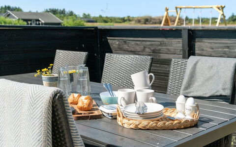 Elenore - 900M from the Sea: Maison, Domicile, Porte, Toit, Chalet, Biens, Jardin, Ombre, Siding, Cour