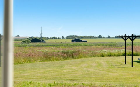 Elenore - 900M from the Sea: Maison, Domicile, Porte, Toit, Chalet, Biens, Jardin, Ombre, Siding, Cour