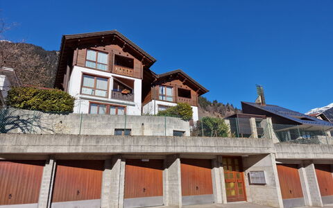 Rüthanet: Ciel, Bâtiment, Fenêtre, Bois, Quartier, Maison, Zone Résidentielle, Plante, Design Urbain, Façade