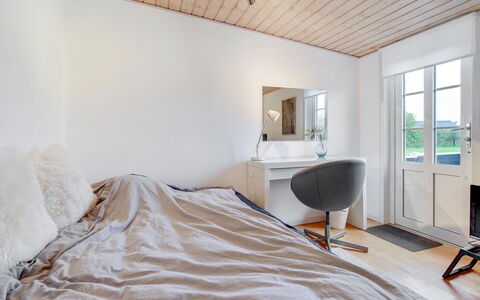 Janakij - 475M from the Sea: Meubles, Lit, Design Intérieur, Chambre, Mur, Sol, Sol, Bois, Drap De Lit, Literie