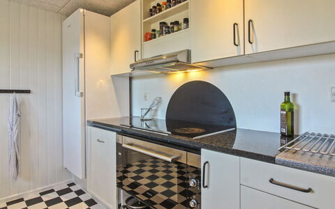 Janakij - 475M from the Sea: Sol, Cuisine, Appareil De Cuisine, Design Intérieur, Comptoir, Sol, Principaux Appliance, Électroménager, Éclairage, Cuisinière
