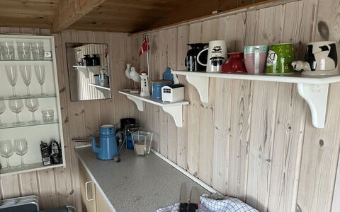 Janakij - 475M from the Sea: Bois, Rayonnage, Meubles, Pièce, Étagère, Cuisine, Plafond, Tache De Bois, Dur, Appareil De Cuisine