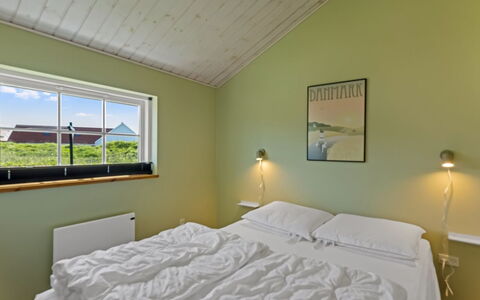Mieka - 400M from the Sea: Plafond, Chambre, Design Intérieur, Lit, Domicile, Cadre De Lit, Sol, Literie, Drap De Lit, Pièce