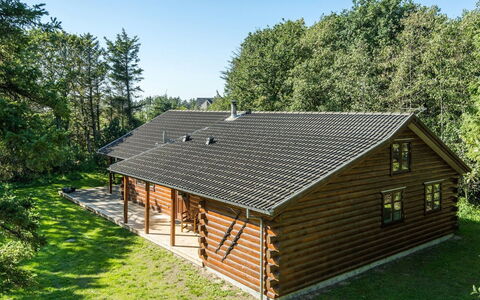 Floriane - 700M from the Sea: Bois, Toit, Maison, Chalet, Porte, Domicile, Siding, Lot Terre, Batiments Jardin, Cabanon