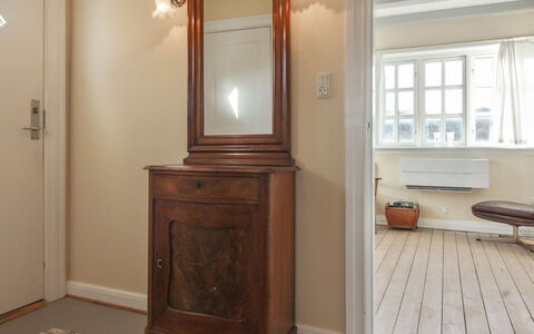 Fania - 200M from the Sea: Bois, Sol, Design Intérieur, Sol, Meubles, Parquet, Pièce, Plafond, Tache De Bois, Dur