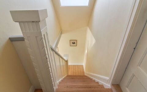 Fania - 200M from the Sea: Bois, Sol, Design Intérieur, Sol, Meubles, Parquet, Pièce, Plafond, Tache De Bois, Dur