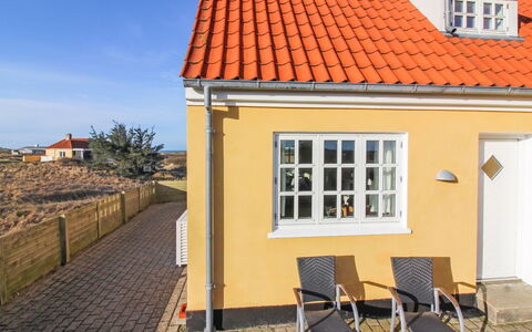 Fania - 200M from the Sea: Bois, Toit, Maison, Chalet, Porte, Domicile, Siding, Lot Terre, Batiments Jardin, Cabanon