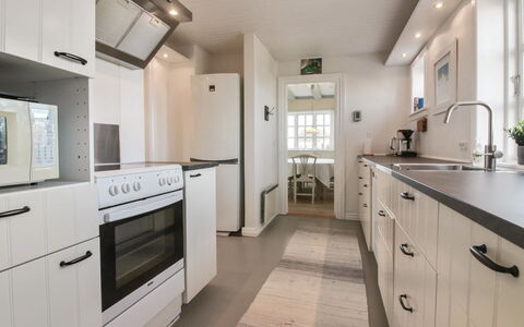 Fania - 200M from the Sea: Sol, Bois, Plafond, Sol, Cuisine, Design Intérieur, Cabinetry, Comptoir, Meubles, Domicile