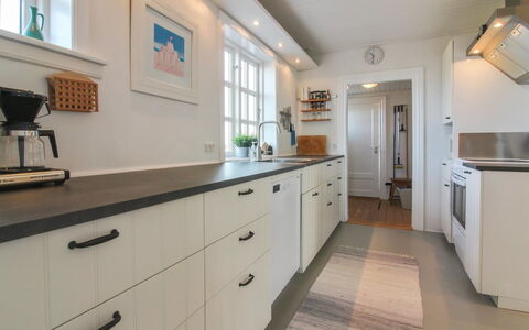Fania - 200M from the Sea: Cabinetry, Sol, Cuisine, Comptoir, Bois, Design Intérieur, Tiroir, Sol, Meubles, Plafond