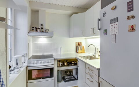 Ingert - 250M from the Sea: Appareil De Cuisine, Cuisine, Principaux Appliance, Comptoir, Design Intérieur, Électroménager, Cabinetry, Sol, Meubles, Bois