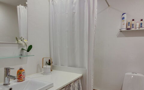 Ingert - 250M from the Sea: Salle De Bains, Design Intérieur, Mur, Luminaire Plomberie, Rideau De Douche, Sol, Textile, Rideau, Lavabo, Sol
