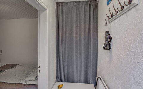 Ingert - 250M from the Sea: Mur, Sol, Design Intérieur, Chambre, Sol, Pièce, Lit, Drap De Lit, Plafond, Literie