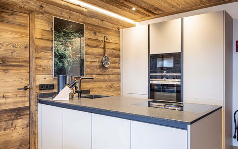 Sankt Martin am Tennengebirge 400: Cabinetry, Comptoir, Meubles, Cuisine, Bois, Design Intérieur, Table, Architecture, Sol, Tache De Bois