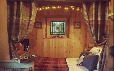 Shepherds Hut: L'Eau, Ciel, Nuage, Piscine, Bâtiment, Arbre, Aqua, Loisir, Ville Resort, Plante