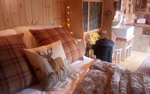 Shepherds Hut: L'Eau, Ciel, Nuage, Piscine, Bâtiment, Arbre, Aqua, Loisir, Ville Resort, Plante