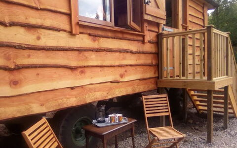 Shepherds Hut: L'Eau, Ciel, Nuage, Piscine, Bâtiment, Arbre, Aqua, Loisir, Ville Resort, Plante