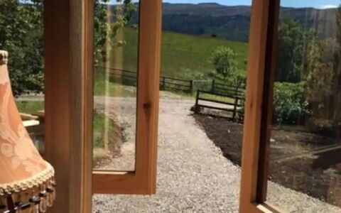 Shepherds Hut: L'Eau, Ciel, Nuage, Piscine, Bâtiment, Arbre, Aqua, Loisir, Ville Resort, Plante