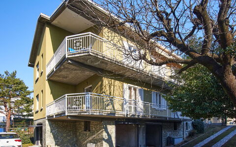 Dervio 644: L'Eau, Ciel, Nuage, Piscine, Bâtiment, Arbre, Aqua, Loisir, Ville Resort, Plante