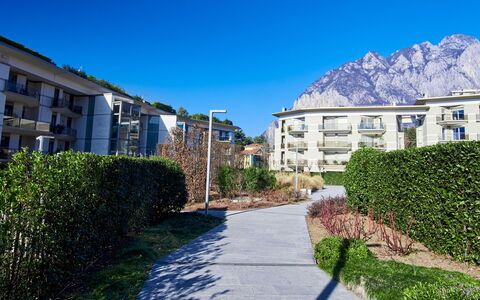 Promessi Sposi: L'Eau, Ciel, Nuage, Piscine, Bâtiment, Arbre, Aqua, Loisir, Ville Resort, Plante