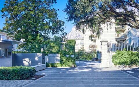 Promessi Sposi: L'Eau, Ciel, Nuage, Piscine, Bâtiment, Arbre, Aqua, Loisir, Ville Resort, Plante