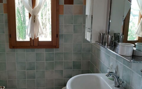 Casa Mulinello: Robinet, Luminaire Plomberie, Miroir, Propriété, Évier, Lavabo, Salle De Bains, Bois, Bâtiment, Fenêtre