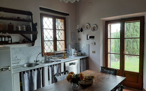 Casa Banditello: Propriété, Table, Meubles, Cabinetry, Fenêtre, Comptoir, Blanc, Cadre, Bois, Design Intérieur
