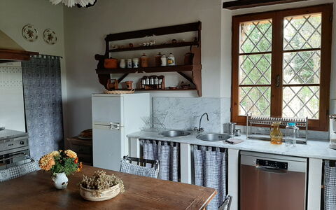 Casa Banditello: Meubles, Propriété, Cabinetry, Table, Comptoir, Vaisselle, Bois, Fenêtre, Cuisine, Cuisinière