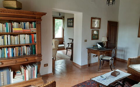 Casa Banditello: Meubles, Propriété, Cadre, Bibliothèque, Étagère, Bois, Bleu, Table, Design Intérieur, Éclairage
