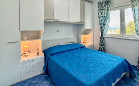 Perla Blu Vistamare: Meubles, Propriété, Bâtiment, Fenêtre, Cabinetry, Bleu, Bleu Azur, Textile, Confort