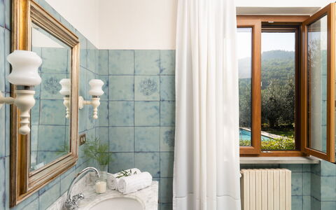 Residenza la Casuccia: Robinet, Luminaire Plomberie, Bleu Azur, Bois, Design Intérieur, Éclairage, Fenêtre, Sol, Salle De Bains