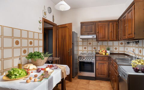 Residenza la Casuccia: Aliments, Cabinetry, Comptoir, Propriété, Table, Bois, Cuisine, Éclairage, Design Intérieur, Vaisselle
