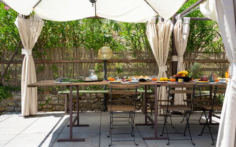 Villa La Vigna: Table, Meubles, Plante, Chaise, Ombre, Mobilier De Jardin, Tableau De Plein Air, Design Intérieur, Arbre, Décoration