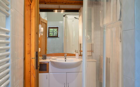 Villa La Vigna: Robinet, Luminaire Plomberie, Miroir, Évier, Propriété, Bois, Salle De Bains, Lavabo, Sol
