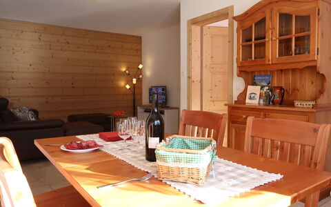 Chalet Molignon: Table, Meubles, Propriété, Cabinetry, Bois, Chaise, Design Intérieur, Sol, Nappe De Table, Sol