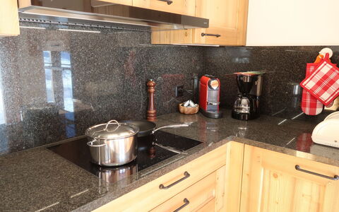Chalet Molignon: Cabinetry, Comptoir, Evier, Appareil De Cuisine, Robinet, Cuisinière, Cuisine, Bois, Luminaire Plomberie, Cooktop