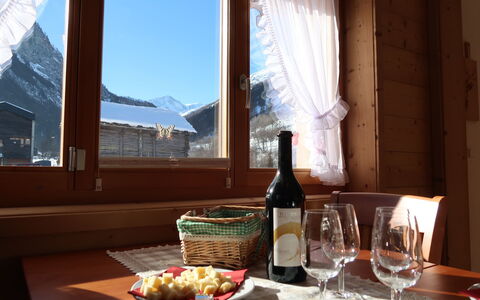 Chalet Molignon: Vaisselle, Table, Meubles, Propriété, Fenêtre, Bouteille, Aliments, Verres À Pied, Drinkware, Assiette