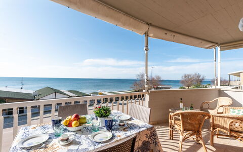 La Casa sul Mare: Ciel, Nuage, Bâtiment, Design Urbain, Arbre, Maison, Quartier, Loisir, Zone Résidentielle, Paysage