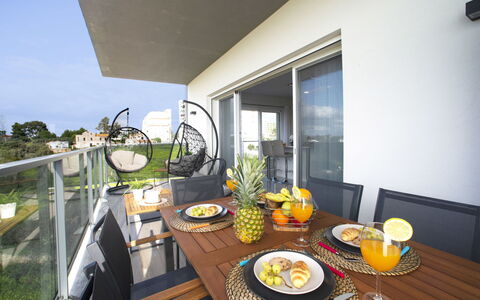 Emerson Plaza: Aliments, Table, Vaisselle, Meubles, Bâtiment, Chaise, Plante, Fenêtre, Pot De Fleur, Vaisselle