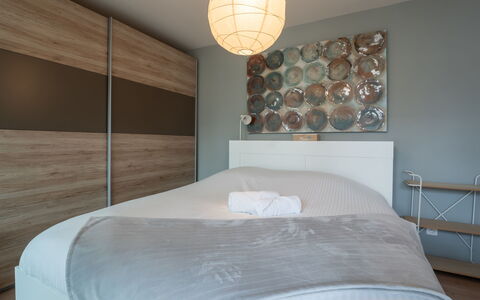 Bredene 737: Lit, Design Intérieur, Meubles, Chambre, Literie, Drap De Lit, Sol, Bois, Plafond, Sol