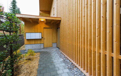 Rinderberg Sockelgeschoss Nordost: Bois, Mur, Ombre, Plante, Immobilier, Façade, Herbe, Composite, Paysage, Tache De Bois
